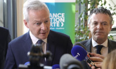 Le ministre de l'Économie Bruno Le Maire et le ministre de la Transition écologique Christophe Béchu (à droite), au ministère des Finances à Paris, le 16 mai 2023.  ( AFP / GEOFFROY VAN DER HASSELT )