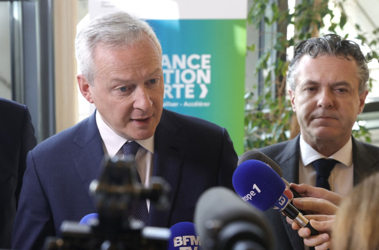 Le ministre de l'Économie Bruno Le Maire et le ministre de la Transition écologique Christophe Béchu (à droite), au ministère des Finances à Paris, le 16 mai 2023.  ( AFP / GEOFFROY VAN DER HASSELT )