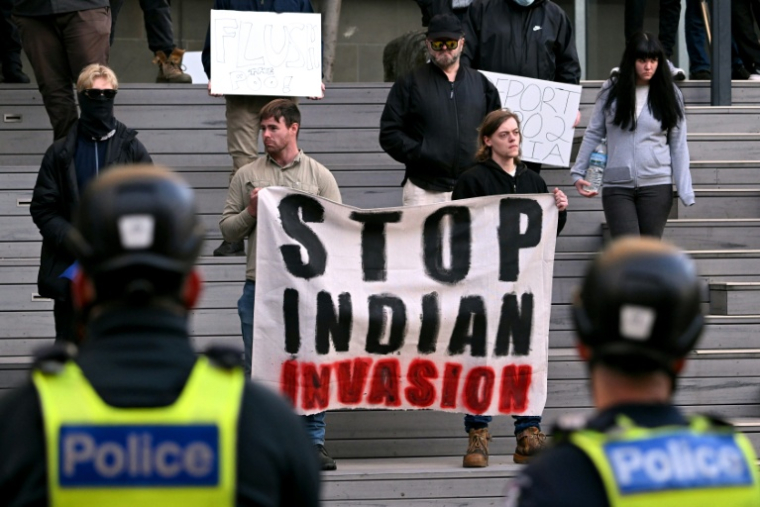 Manifestation anti-immigration indienne à Melbourne en Australie le 9 juillet 2026 ( AFP / WILLIAM WEST )