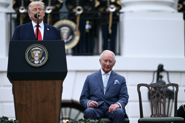 Le président américain Donald Trump prononce un discours lors d'une cérémonie d'accueil à la Maison Blanche en l'honneur du roi Charles III et de la reine Camilla, le 28 avril 2026 à Washington ( AFP / Brendan SMIALOWSKI )