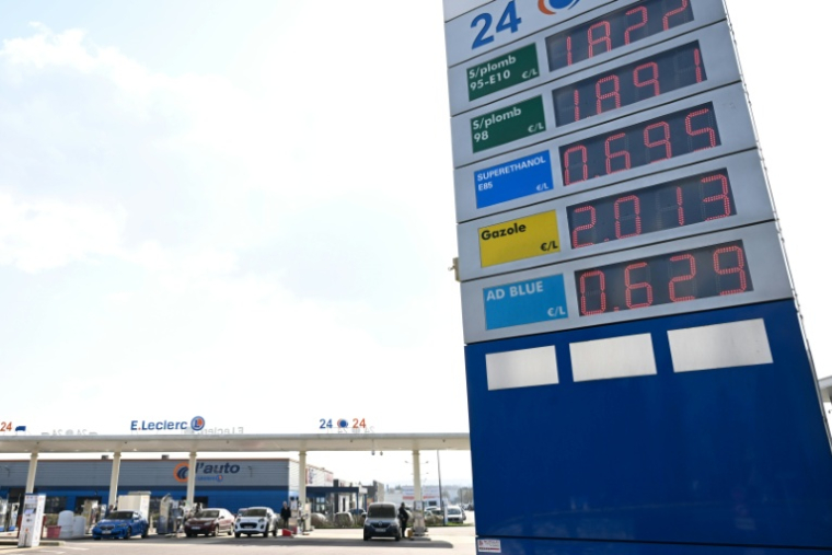 Les prix des carburants dans une station-servive Leclerc à Thionville, dans le nord-est de la France, le 9 mars 2026 ( AFP / Jean-Christophe VERHAEGEN )