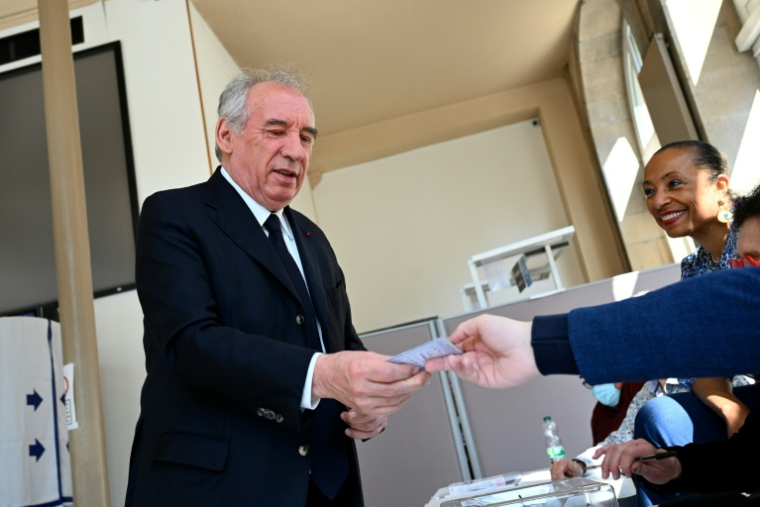 François Bayrou (c), maire sortant de Pau et candidat centriste du MoDem à sa réélection, vote au 2e tour des municipales, le 22 mars 2026 à Pau, dans les Pyrénées-Atlantiques ( AFP / GAIZKA IROZ )