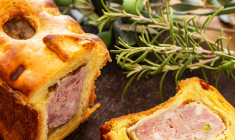 Depuis une dizaine d’année, le pâté en croûte, cette spécialité charcutière, revient en force dans la gastronomie française. crédit photo : Ovnigraphic/Shutterstock / Ovnigraphic