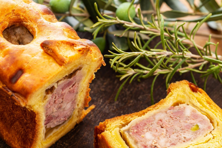 Depuis une dizaine d’année, le pâté en croûte, cette spécialité charcutière, revient en force dans la gastronomie française. crédit photo : Ovnigraphic/Shutterstock / Ovnigraphic