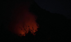 France: un incendie continue de brûler de nuit dans les Hautes-Alpes