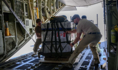 Un avion de l'Aviation royale canadienne largue de l'aide humanitaire au-dessus de la bande de Gaza