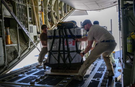 Un avion de l'Aviation royale canadienne largue de l'aide humanitaire au-dessus de la bande de Gaza