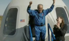 Image tirée d'une diffusion de Blue Origin montrant Ed Dwight à sa sortie de la capsule de l'équipage de la mission NS-25, après son atterrissage près de la base de Blue Origin, à Van Horn, au Texas, le 19 mai 2024 ( BLUE ORIGIN / HANDOUT )