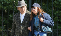 Le musicien et compositeur franco-algérien Areski Belkacem (à gauche) et la chanteuse Brigitte Fontaine quittent la messe d'obsèques du compositeur et chanteur français Alain Bashung, le 20 mars 2009, en l'église Saint-Germain-des-Prés, à Paris ( AFP / PATRICK KOVARIK )