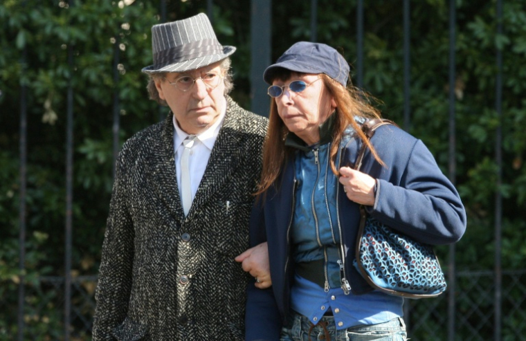 Le musicien et compositeur franco-algérien Areski Belkacem (à gauche) et la chanteuse Brigitte Fontaine quittent la messe d'obsèques du compositeur et chanteur français Alain Bashung, le 20 mars 2009, en l'église Saint-Germain-des-Prés, à Paris ( AFP / PATRICK KOVARIK )