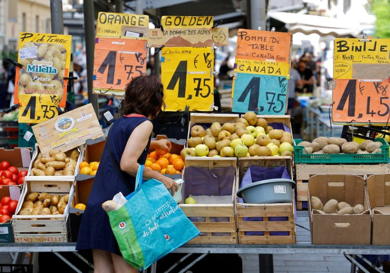 Une femme fait ses courses dans un marché local à Nice