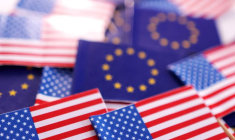 Les drapeaux des États-Unis et de l'Union européenne.