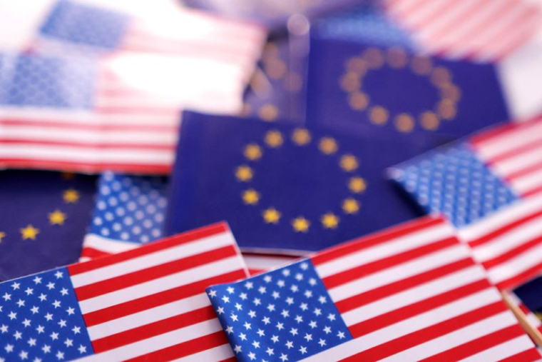 Les drapeaux des États-Unis et de l'Union européenne.