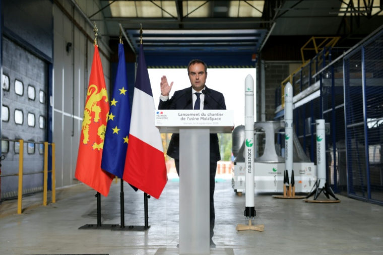 Le Premier ministre Sébastien Lecornu à Vernon dans l'Eure, dans une usine de fusées réutilisables de la start-up française MaiaSpace, le 4 septembre 2026 ( AFP / Thomas SAMSON )