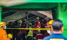 Deux jours après l'effondrement d'une école islamique à Sidoarjo en Indonésie, des secouristes tentent de retrouver des survivants le 1er octobre 2025. ( AFP / Juni KRISWANTO )