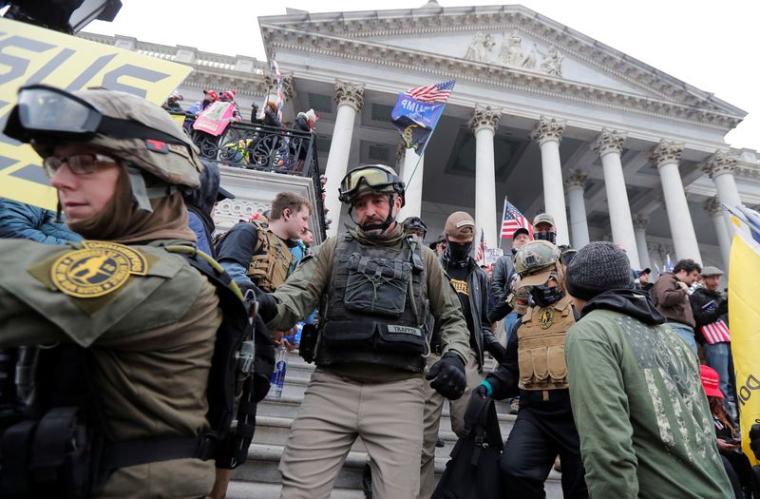Les partisans du président américain Donald Trump manifestent au Capitole