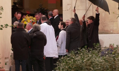 Le cercueil de Brigitte Bardot quitte l'église de Saint-Tropez