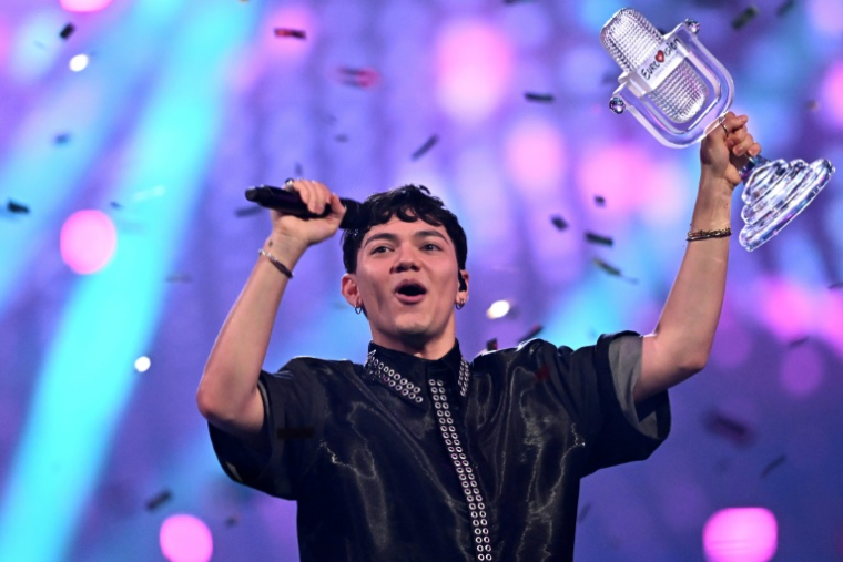 Le chanteur autrichien JJ après avoir remporté l'Eurovision à Bâle, le 18 mars 2025 en Suisse ( AFP / Fabrice COFFRINI )