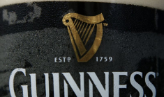 Photo d'archives : une pinte de bière Guinness de Diago dans un pub de Londres