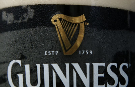 Photo d'archives : une pinte de bière Guinness de Diago dans un pub de Londres