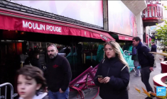 France : à Paris, le célèbre Moulin Rouge perd ses ailes mais reste ouvert