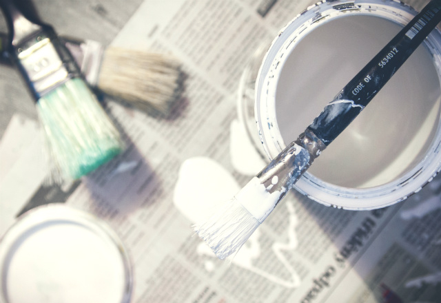 Un propriétaire ne peut pas réclamer au locataire le paiement des frais de peinture du seul fait de son jaunissement ( Crédits : Pexels )