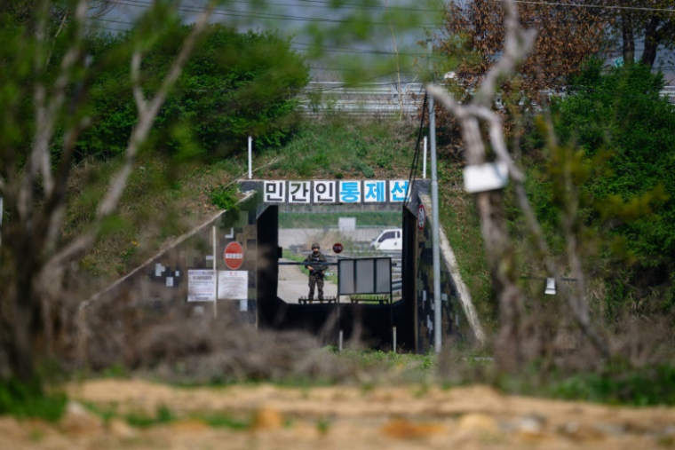 Un soldat monte la garde près d'un tunnel menant à une zone interdite, près de la frontière séparant les deux Corées, à Paju, au nord de Séoul, le 24 avril 2025 ( AFP / ANTHONY WALLACE )