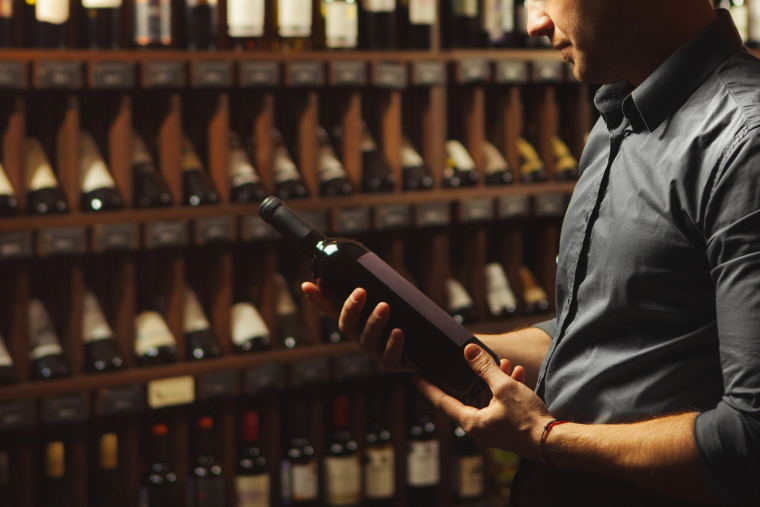 Comment décrypter une étiquette de vin (Crédits photo : Shutterstock)