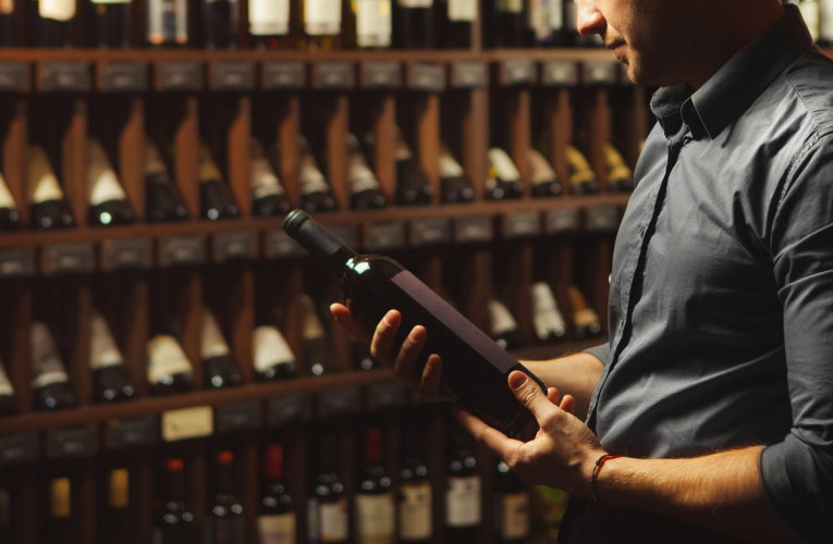 Comment décrypter une étiquette de vin (Crédits photo : Shutterstock)