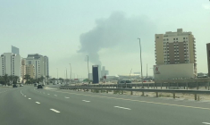 Incendie et fumée aux abords de l'aéroport de Dubaï