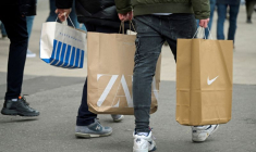 Des personnes portent des sacs lors de leurs achats de Noël à Hambourg