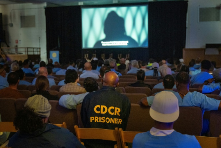 Des prisonniers et des invités assistent à une projection dans le cadre du festival du film de San Quentin, à la prison de San Quentin, en Californie, le 24 octobre 2025 ( AFP / Karl Mondon )