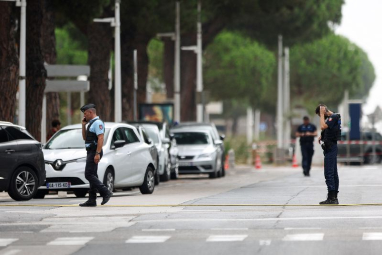 La police française monte la garde après que des voitures ont été incendiées devant la synagogue de la ville, à La Grande-Motte