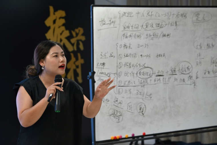 La streameuse Tian Dongying organise des camps de formation mensuels pour les "néo-paysans" au bureau de revitalisation rurale de Penglai, dans la province orientale du Shandong, le 25 juin 2025 en Chine ( AFP / Adek BERRY )