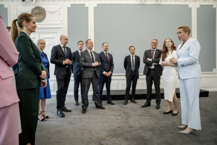 La Première ministre danoise Mette Frederiksen, à droite, a présenté le 3 juin 2026 son nouveau gouvernement qui, pour la première fois dans l'histoire du Danemark, compte plus de femmes que d'hommes ( Ritzau Scanpix / Mads Claus Rasmussen )