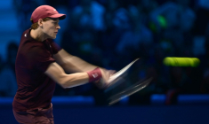 L'Italien Jannik Sinner durant sa demi-finale du Masters ATP contre l'Australien Alex De Minaur le 15 novembre 2025 à Turin ( AFP / Marco BERTORELLO )
