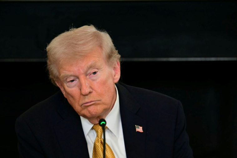 Le président américain Donald Trump écoute des membres des forces de l'ordre lors d'une table ronde à la Maison Blanche, à Washington, le 23 octobre 2025 ( AFP / Jim WATSON )