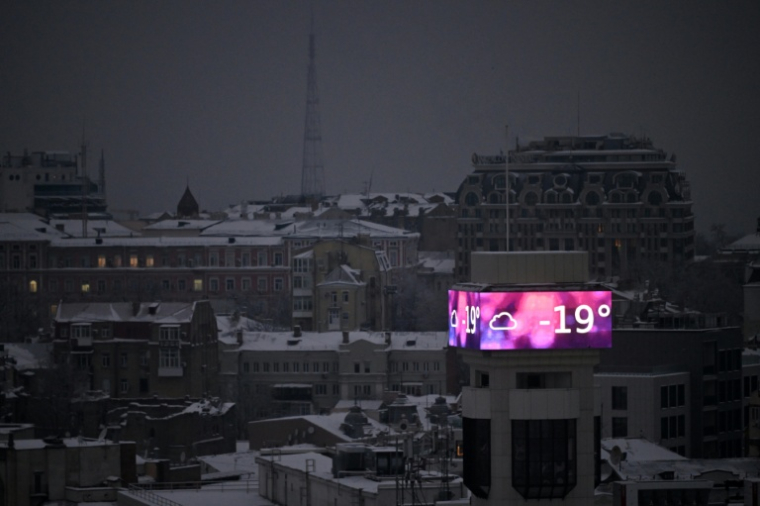 Température de moins 19 degrés Celsius affichée sur un écran à Kiev, le 15 janvier 2026 ( AFP / Sergei GAPON )