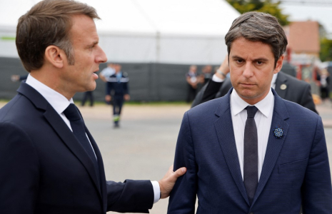 Emmanuel Macron et Gabriel Attal, à Saint-Laurent-sur-Mer, le 6 juin 2024 ( POOL / LUDOVIC MARIN )