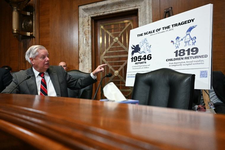 Le sénateur Lindsey Graham, , lors d'une audition consacrée à l'enlèvement des enfants ukrainiens par la Fédération de Russie, le 3 décembre 2025 ( AFP / JIM WATSON )