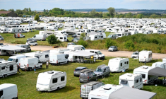 De nombreuses caravanes se sont installées sur l'ancienne base aérienne de Grostenquin, en Moselle, le 22 août 2025 ( AFP / Jean-Christophe VERHAEGEN )