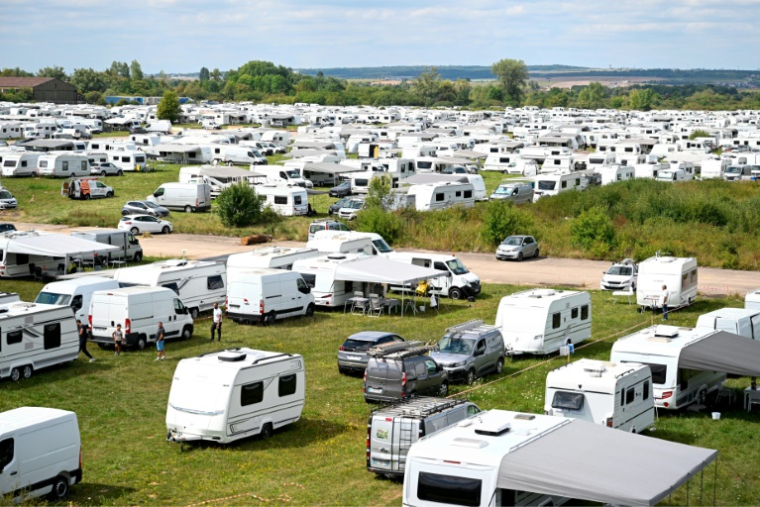 De nombreuses caravanes se sont installées sur l'ancienne base aérienne de Grostenquin, en Moselle, le 22 août 2025 ( AFP / Jean-Christophe VERHAEGEN )