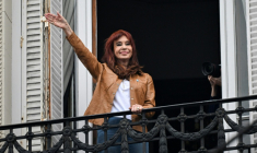 L'ancienne présidente et vice-présidente argentine, Cristina Kirchner, salue ses partisans depuis le balcon de sa résidence à Buenos Aires, le 20 septembre 2025, au 100e jour de son arrestation ( AFP / Luis ROBAYO )
