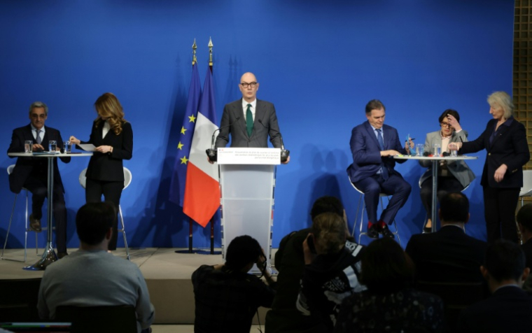 Le ministre de l'Economie et des Finances, Roland Lescure (c), lors de la présentation du plan d'aide aux secteurs économiques les plus touchés par la crise énergétique, le 27 mars 2026 au ministère des Finances de Bercy à Paris ( AFP / Ludovic MARIN )