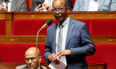 Élie Califer, le député à l'origine de la proposition de loi visant à reconnaître la "part de responsabilité" de l'État dans le scandale du chlordécone aux Antilles, à l'Assemblée nationale à Paris le 28 mai 2026 ( AFP / Ludovic MARIN )
