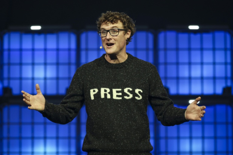 Le cofondateur du Web Summit, Paddy Cosgrave, prononce un discours lors de la cérémonie d'ouverture de l'évènement à Lisbonne, le 10 novembre 2025 ( AFP / PATRICIA DE MELO MOREIRA )