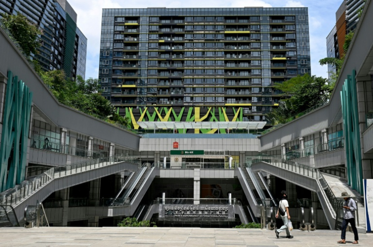 Le Prince International Plaza à Phnom Penh au Cambodge le 15 octobre 2025, une propriété du Prince Holding Group fondé par Chen Zhi ( AFP / TANG CHHIN Sothy )
