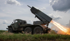 Des militaires ukrainiens tirent un système de lance-roquettes multiples BM-21 Grad vers les troupes russes près d'une ligne de front dans la région de Donetsk