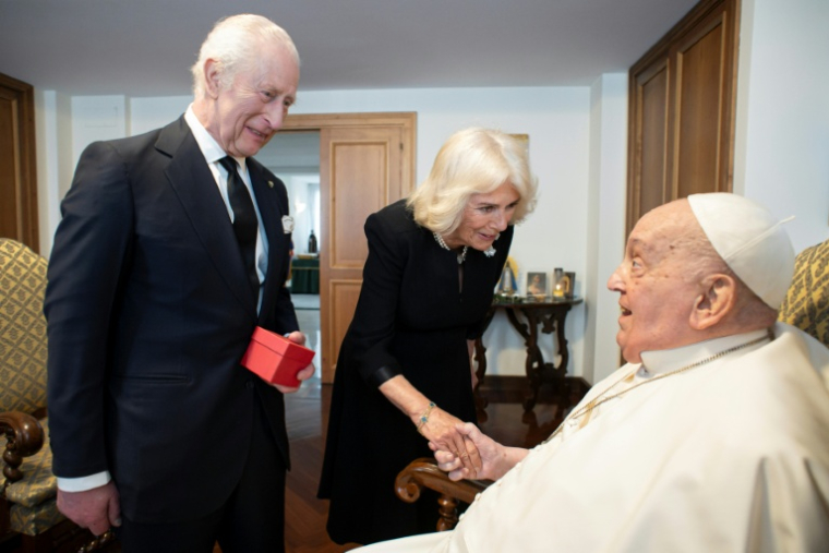 Cette photo prise le 9 avril 2025 et diffusée le 10 avril par le Vaticain montre le pape François lors d'une entrevue privée au Vatican avec le roi Charles III et la reine Camilla ( VATICAN MEDIA / Handout )