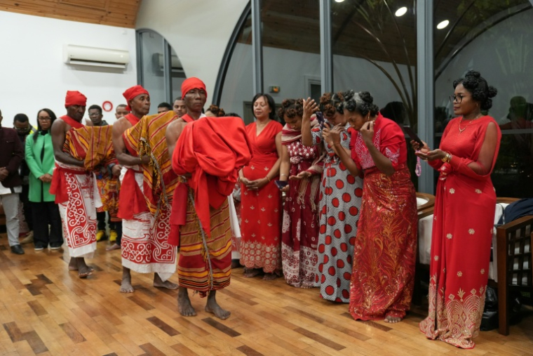 Cérémonie de restitution des trois crânes, aéroport d'Antananarivo, 2 septembre 2025 ( AFP / Mamyrael )
